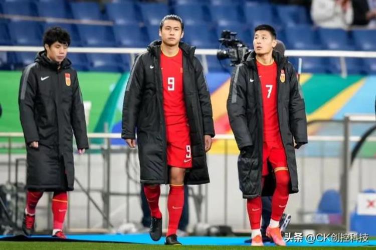 世界杯亚洲预选赛国足十二强「亚洲足球站起来了2026年世界杯预选赛中国男足最强11人正式出炉」