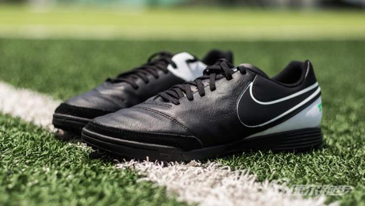 踢足球穿什么鞋合适「在国内足球场踢球适合穿这些球鞋你选对了吗」