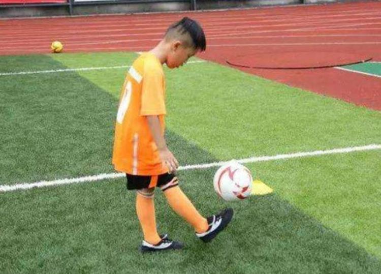 周了了 足球神童「足球神童周了了6岁被米卢教练看中被赞未来之星现泯然众人」