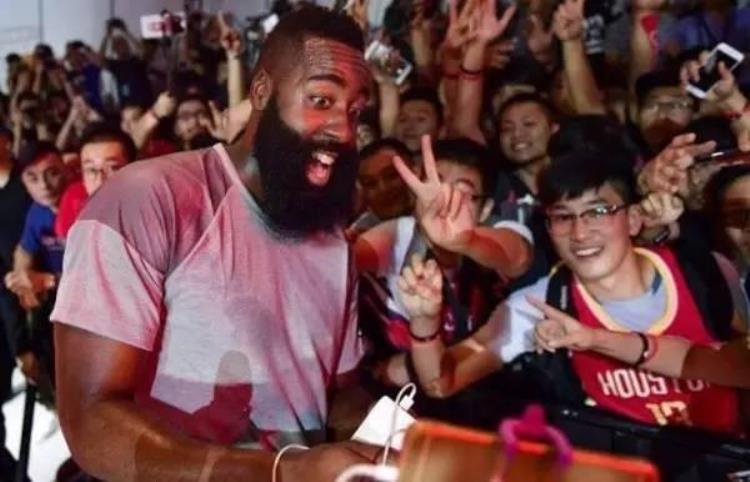中国人气最高的nba球星「NBA八大球星来中国玩自拍看谁才是人气王第一位实至名归」