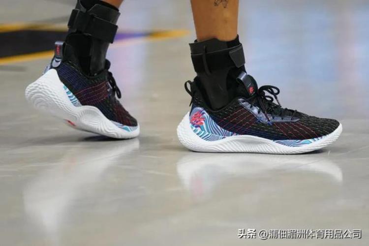 库里第一双篮球鞋「斯蒂芬库里在勇士队的比赛中首次亮相两款新鞋」