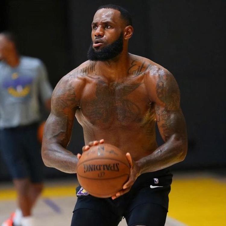 橄榄球员和nba球员身材对比「没对比就没伤害NBA球星的肌肉在橄榄球运动员面前太弱小」