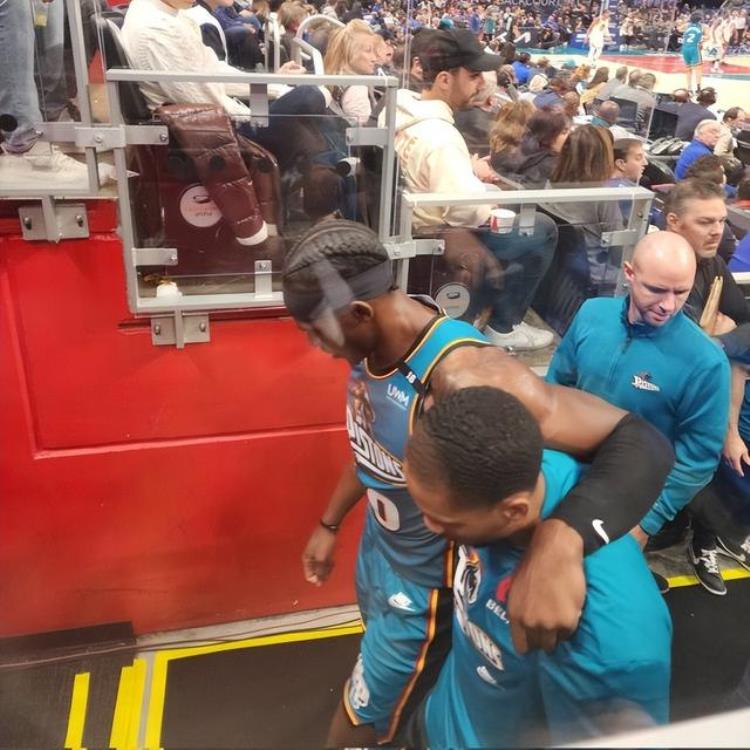 NBA伤病汇总西蒙斯膝盖酸痛休战恩比德因病缺阵范乔丹也伤停