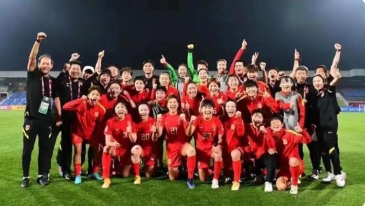 铿锵玫瑰YYDS中国女足全体签名球衣来了