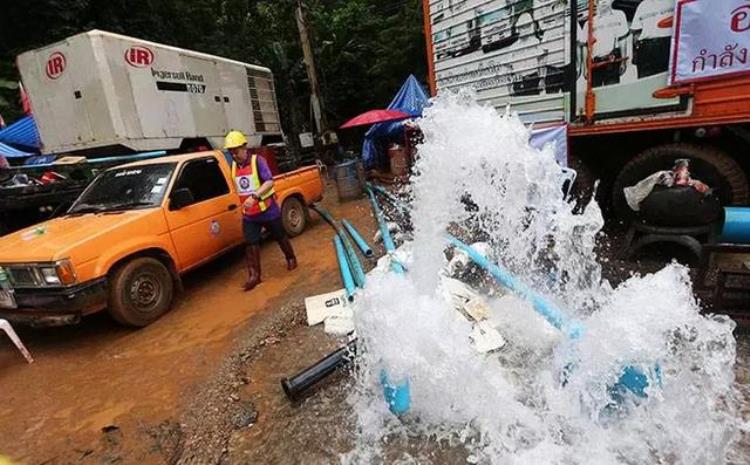 大雨将至被困12天的泰国足球小子被动等救援还是主动学潜水