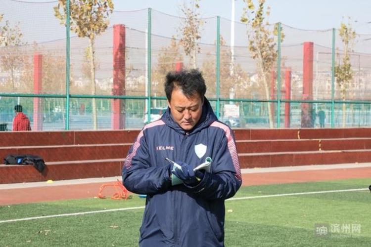 双招双引提升滨州足球教练员培训水平法国教练绿茵场上传授脚法