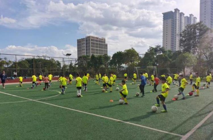 安宁中学足球队「云南省安宁市实验学校举行和润杯足球赛」