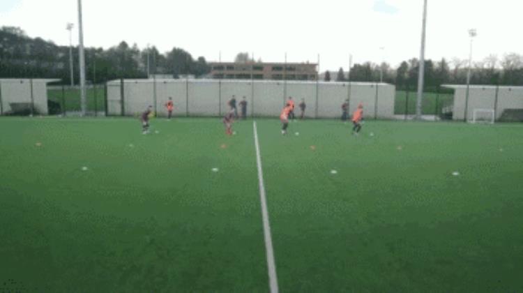足球无球热身动作一整套「维维足球pro热身六种无球跑动的足球热身训练」
