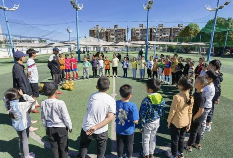 快乐足球健康成长麒麟区少体校开展足球训练活动