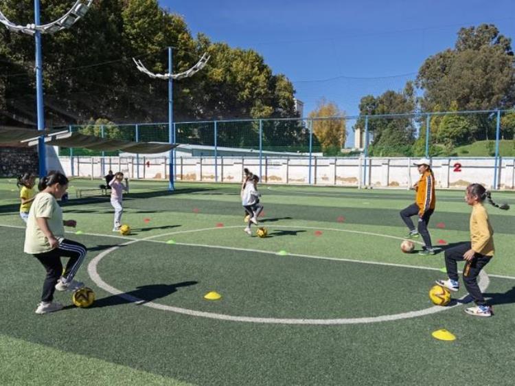 青少年体育俱乐部管理创新「快乐足球健康成长麒麟区少体校开展足球训练活动」