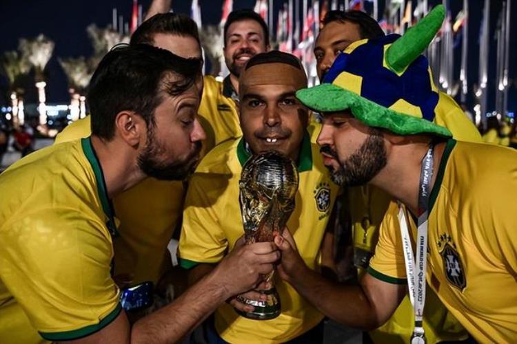 巴西足球队黄衣磨难时代 变身极右翼符号