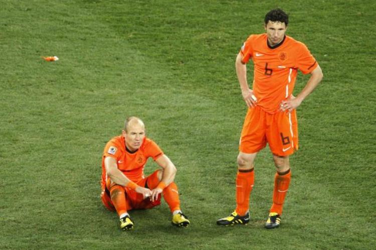 荷兰足球退步「丑陋却高效荷兰队背弃美丽足球头名出线务实的他们能走更远」