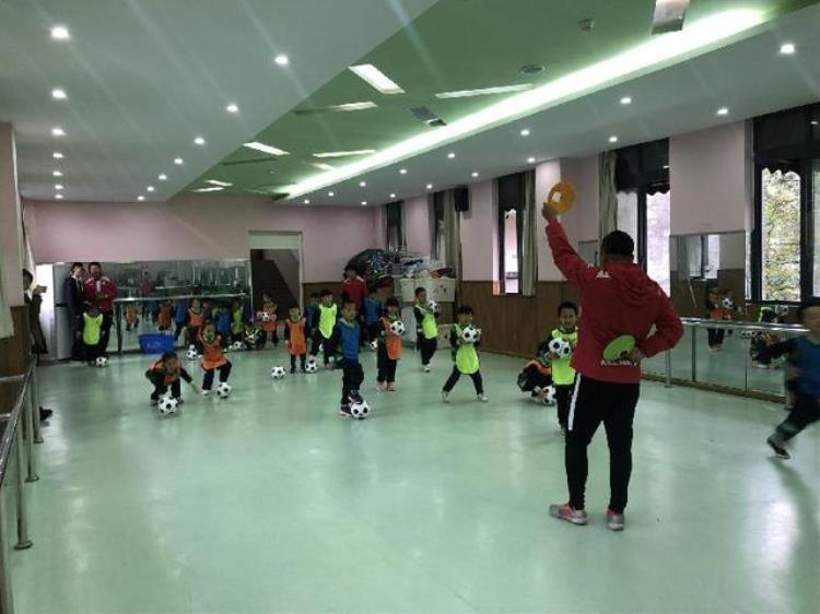 真的从娃娃抓起专业足球训练走进重庆幼儿园专家点评足球是让幼儿全面发展的最佳运动之一