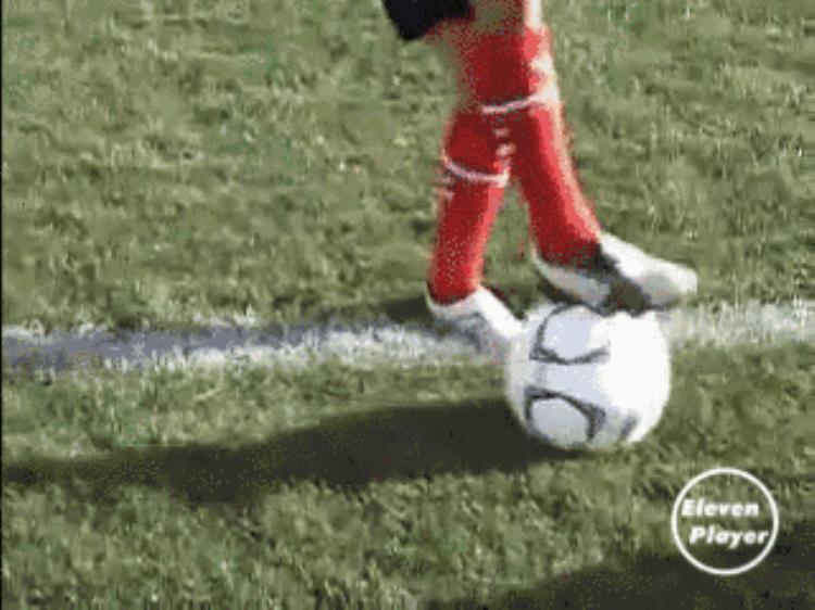 足球需要用小球练球感「孩子初学踢球先别整那些花哨的要先练球感」