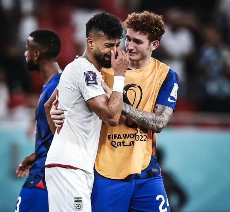 伊朗队员跪地痛哭美国球员摸头安慰这才是足球最美的样子