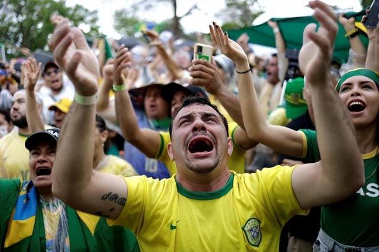 巴西足球队黄衣磨难时代 变身极右翼符号
