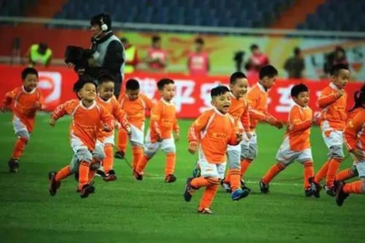 小学参加足球队有用吗「中国足球的根本问题是青训不能再让小学生教小学生踢球了」