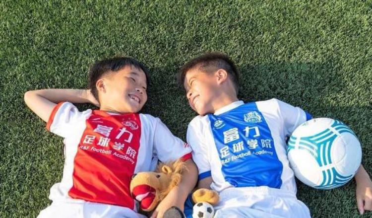中国足球青训的问题「中国足球青训工作的两个难题13岁现象成本居高不下」