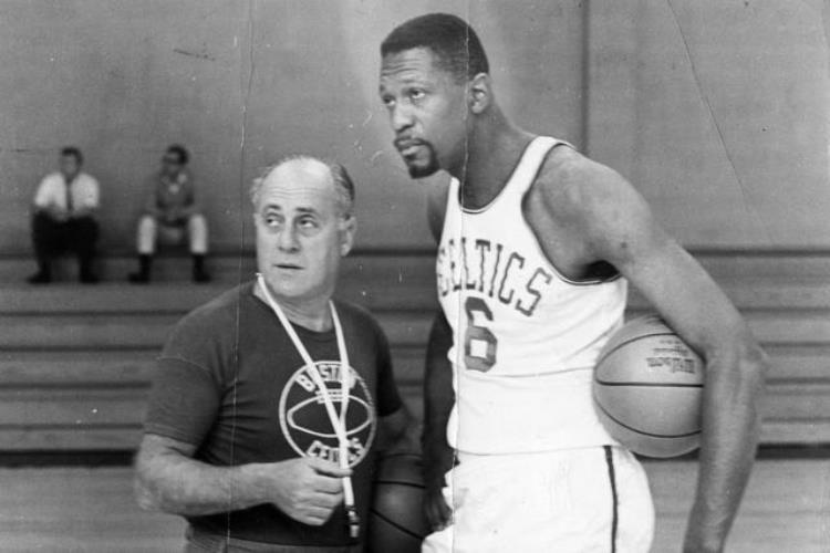 NBA球员拉塞尔「拉塞尔生平史上首位黑人篮球巨星曾被种族歧视终成城市英雄」