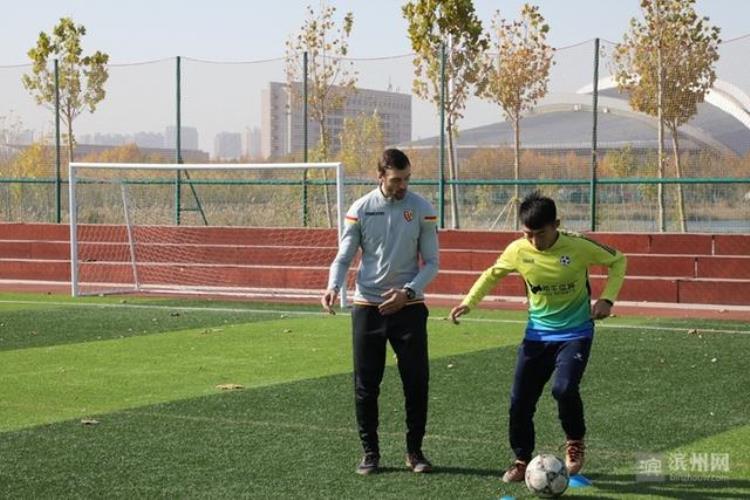 双招双引提升滨州足球教练员培训水平法国教练绿茵场上传授脚法