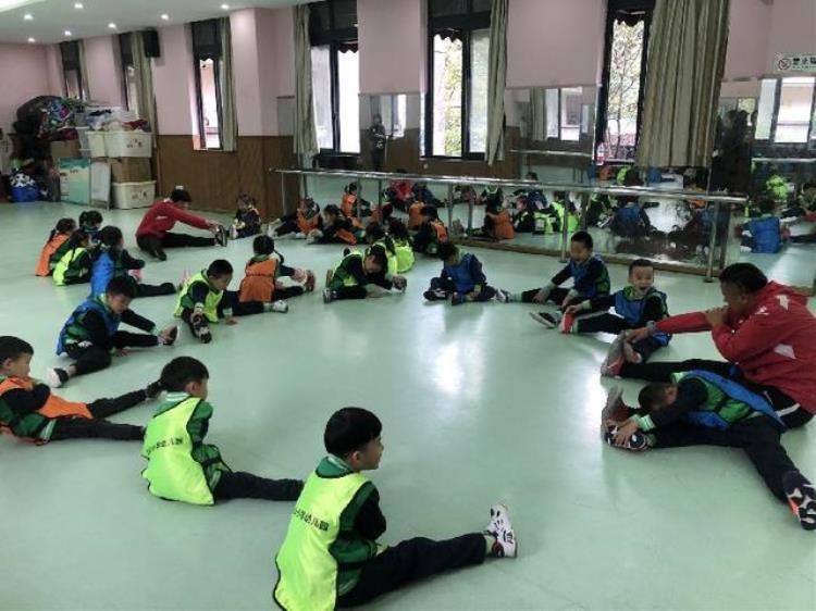真的从娃娃抓起专业足球训练走进重庆幼儿园专家点评足球是让幼儿全面发展的最佳运动之一