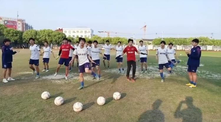 火到足球圈前国脚率队跳刘畊宏毽子操小球员和青训教练效仿