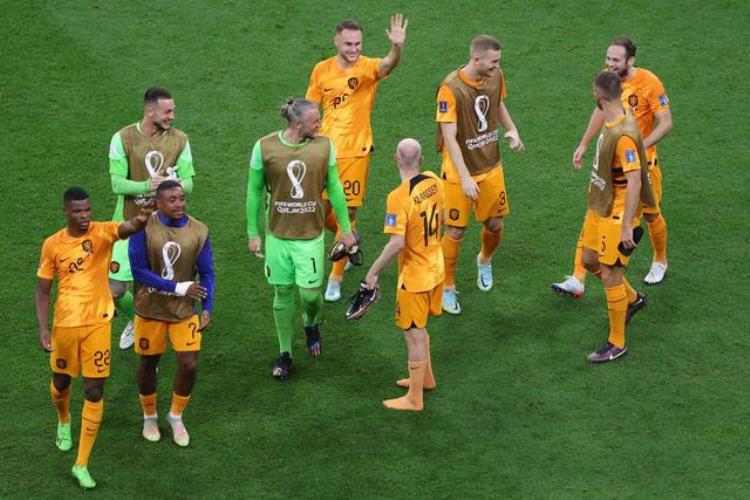 荷兰足球退步「丑陋却高效荷兰队背弃美丽足球头名出线务实的他们能走更远」