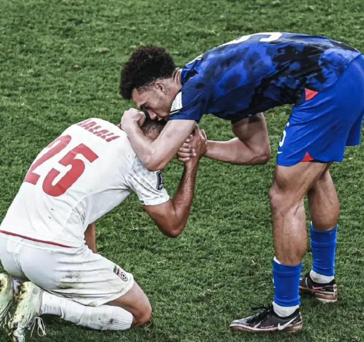 伊朗队员跪地痛哭美国球员摸头安慰这才是足球最美的样子