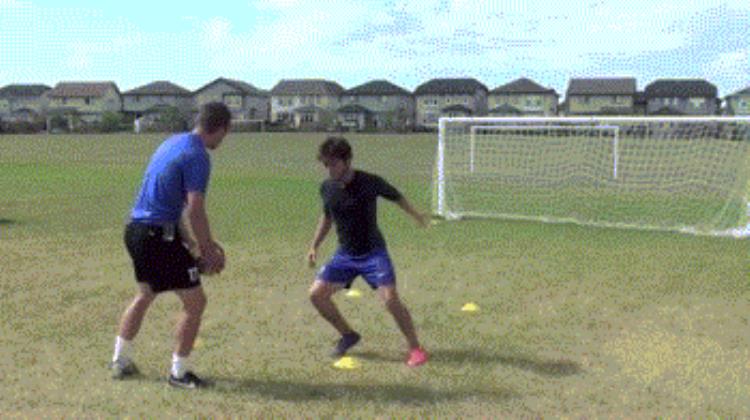 足球教学教你移动中的停接球训练