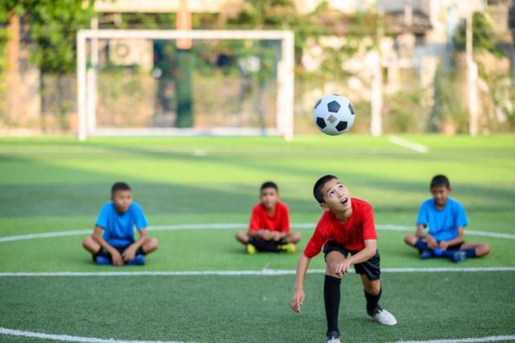 小朋友足球课「城郊小学的第一节足球课开启了我们的足球梦直到现在还是噩梦」