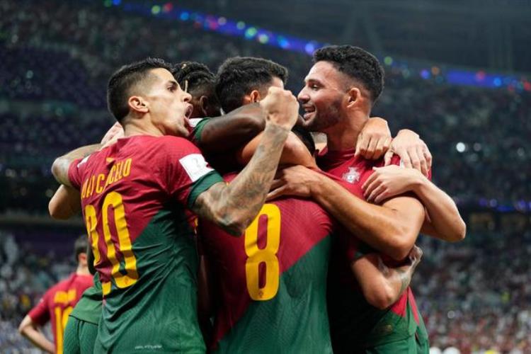葡萄牙大比分输球「B费双响葡萄牙队2比0锁定小组出线C罗头球戏耍全世界」