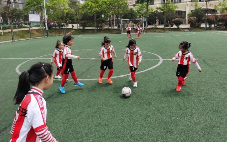 云南省安宁市实验学校举行和润杯足球赛