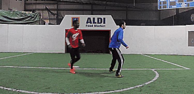 下节课作业:足球脚内侧踢球技术动作要领「业余足球基础教学踢球身体对抗时要用好手学会用上肢扩大范围」
