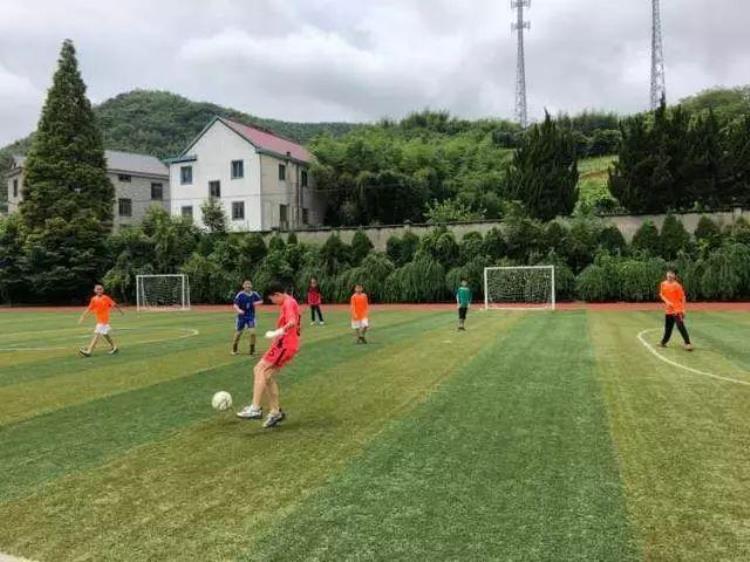 诸暨村小两个年级9男生组成足球队梦里有个世界杯