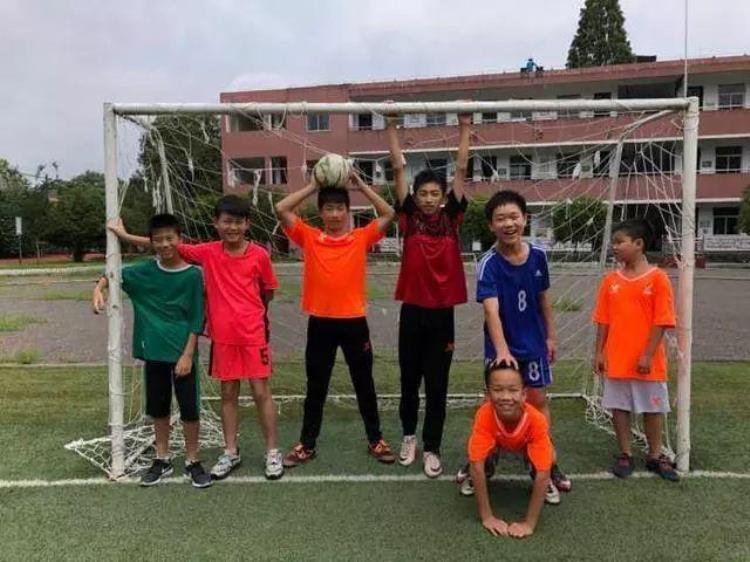 诸暨村小两个年级9男生组成足球队梦里有个世界杯