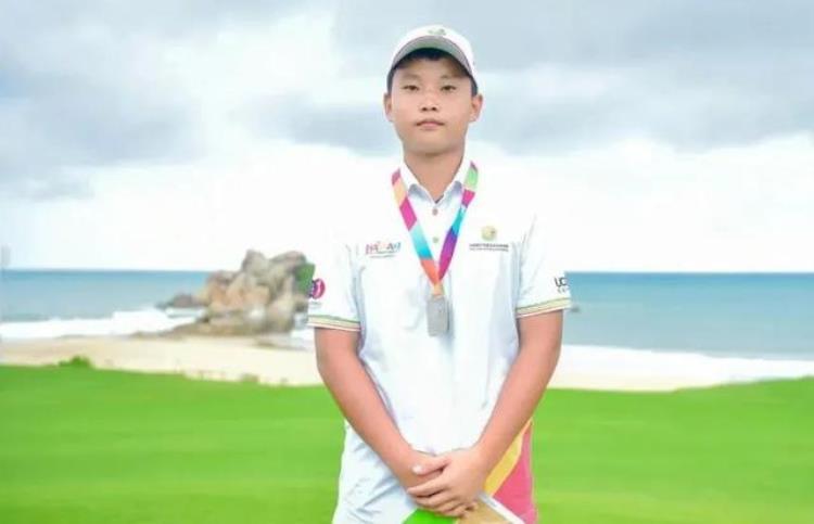 入选国家队重庆外国语学校高尔夫球队队员朱家乐备战亚运会
