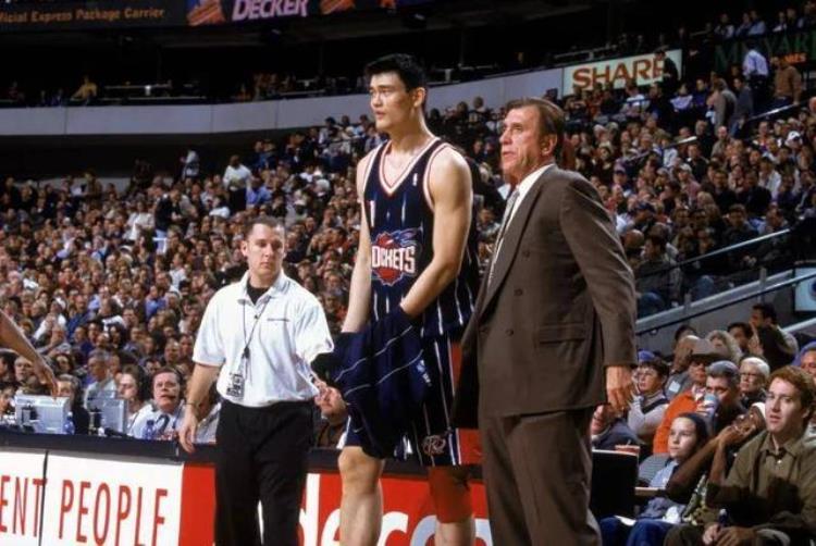 姚明为什么能在NBA立足「二十年前初来乍到的姚明是如何在NBA站稳脚跟的」