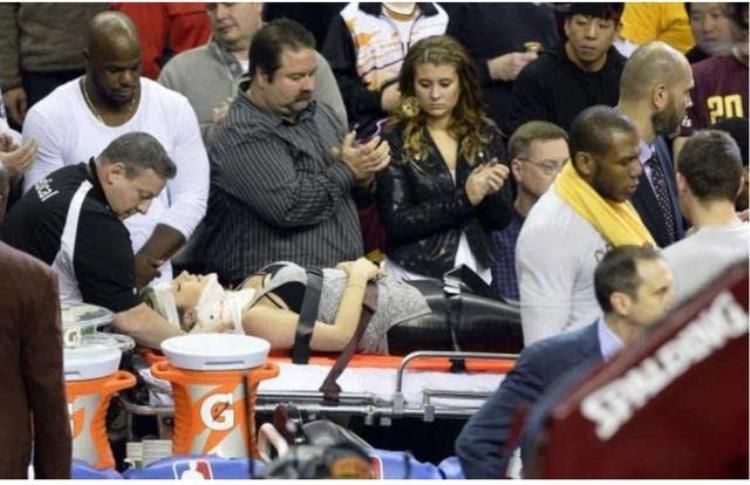 臂膀堪比锡安硬抗三名NBA球员冲撞壮硕女球迷一撞成名
