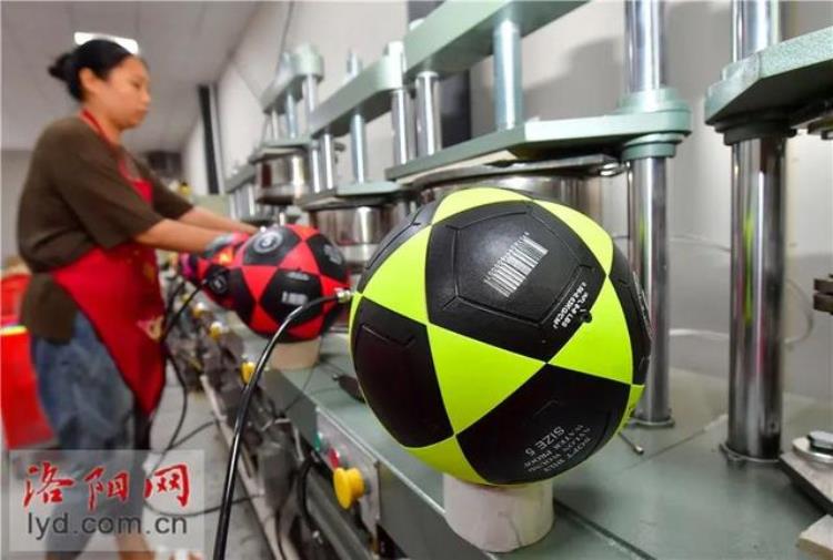 白杨镇有个足球生产基地年产足球400万个
