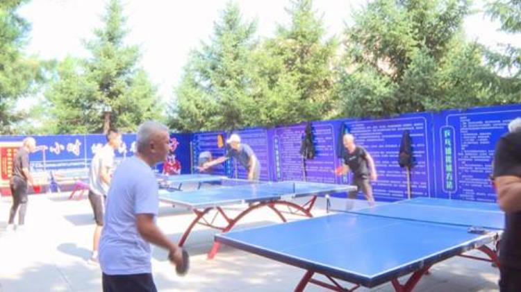 城市管理综合执法局维修乒乓球场解决市民健身困扰