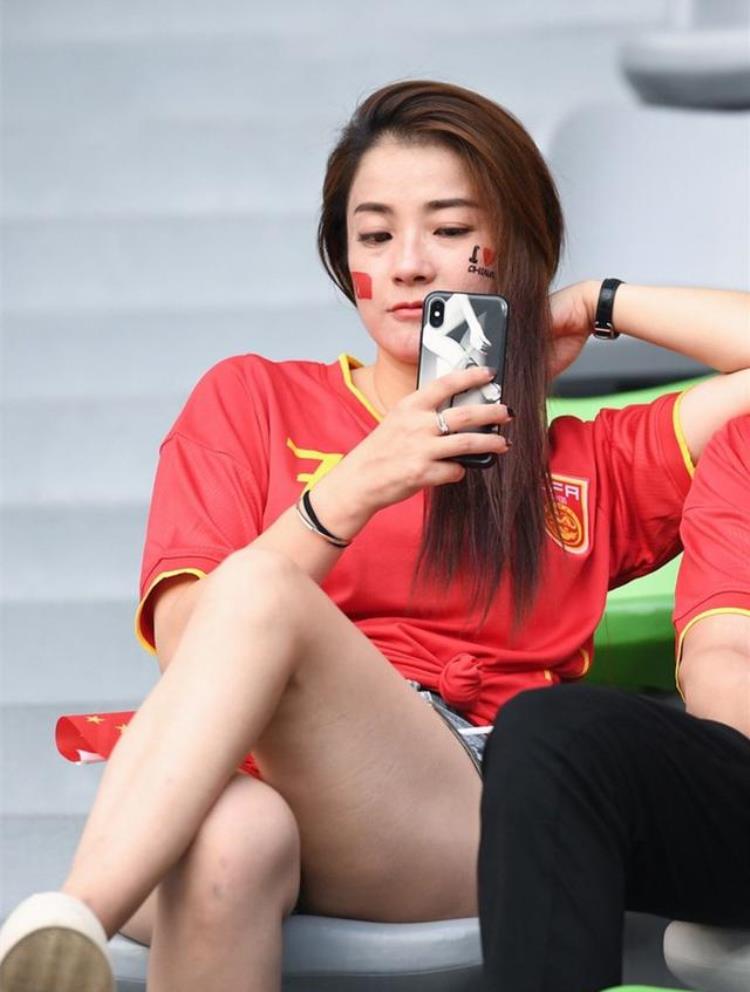 中国女足现场球迷「美女球迷组队看国足相比于国足赢球场下的风景更受关注」