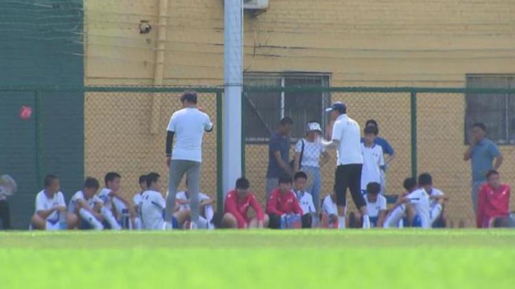 夏日津城足球少年纵情驰骋书写运动之都靓丽风景线