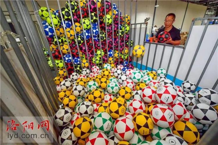 白杨镇有个足球生产基地年产足球400万个