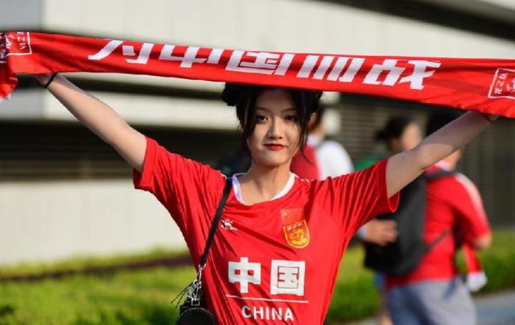 中国女足现场球迷「美女球迷组队看国足相比于国足赢球场下的风景更受关注」
