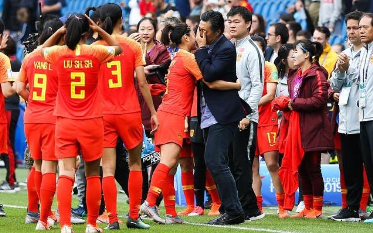 中国女足0比0战平西班牙女足小组第三出线贾秀全赛后落泪