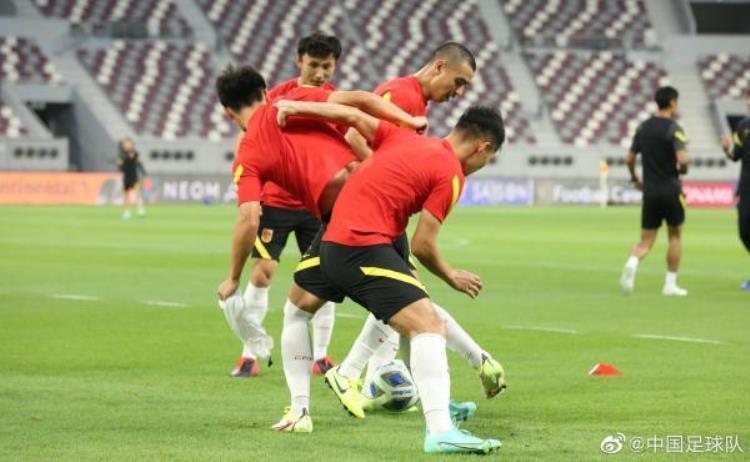 国足公布对阵日本23人参赛名单「国足进行对阵日本队赛前官方训练32名球员全部参加」