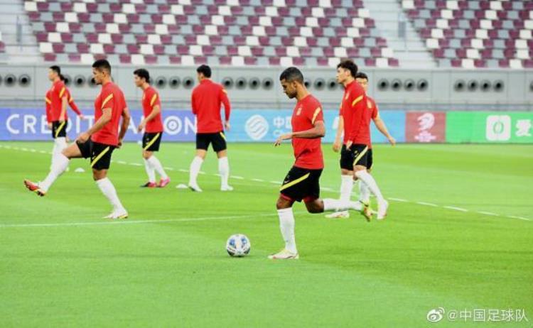 国足进行对阵日本队赛前官方训练32名球员全部参加