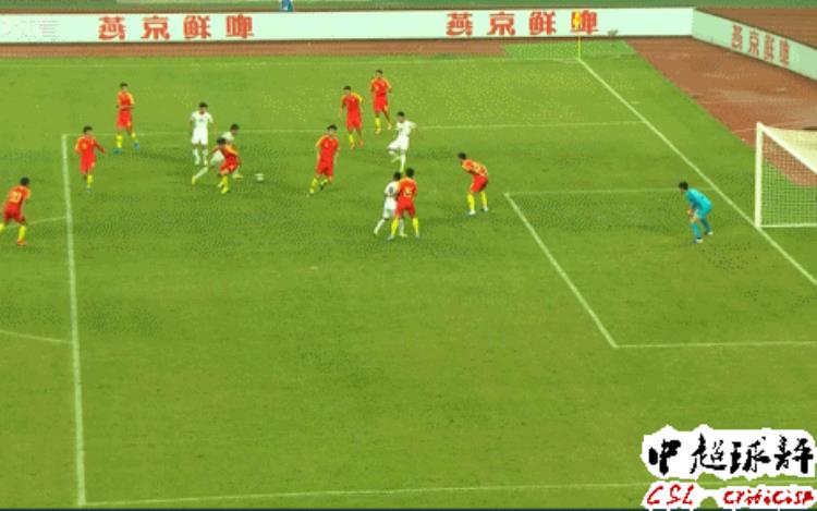 中国足球的悲哀国奥多名球员禁区放弃防守1幕太奇葩