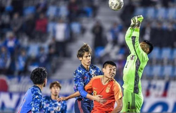 国足十二强赛对日本「十二强赛国足要注意日本人的小动作用手把球打进谁也防不了」