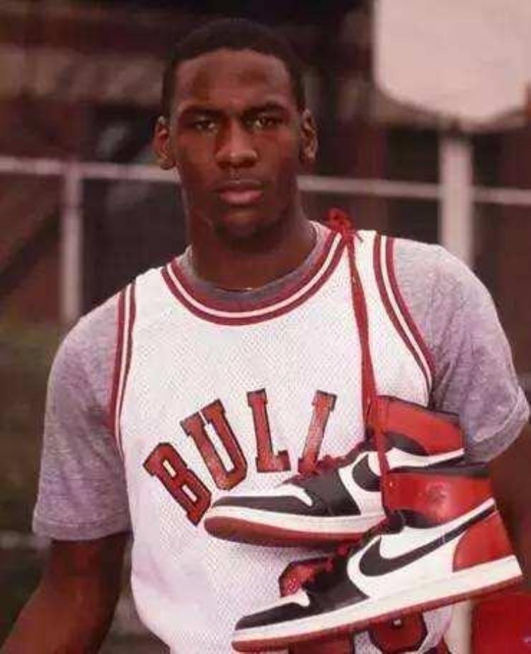 nba球星一双鞋穿多久「NBA球员一双球鞋穿多久詹姆斯一场一换乔丹当年一节一换」